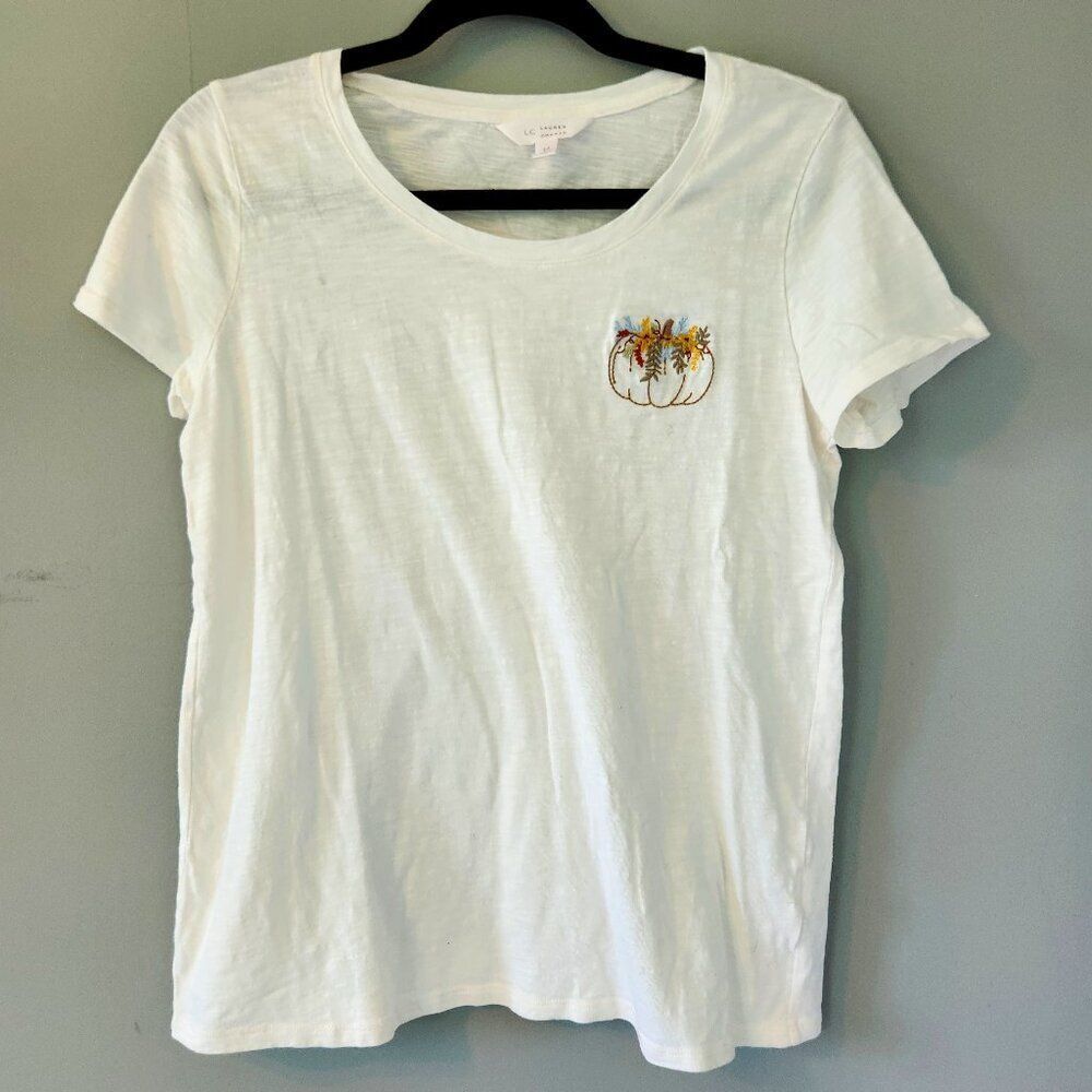 LC White Tee with Embroidered Pumpkin Detail Size Medium